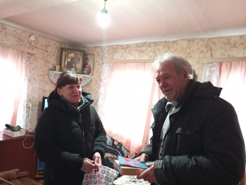 Сотрудники ГБУ «КЦСОН» Пеновского муниципального округа поздравили мужчин с наступающим праздником 23 февраля